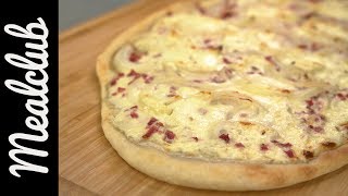 Flammkuchen-Rezept mit Zwiebeln und Speck I MealClub