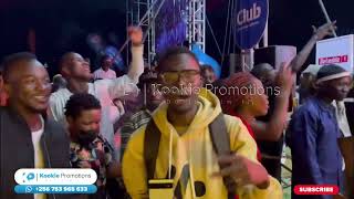 Jose chameleon showed Gravity omutujju love at  Okwepicha concert Lugogo cricket oval!