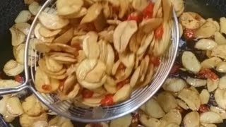 How to make crunchy garlic chips on fried peanuts