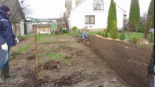 Шуточное видео: Первый в мире самоуправляемый мотоблок