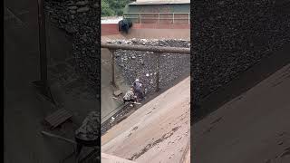 (76) Transporting crushed rocks on barge process to the end