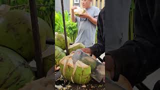 Nice skills peeling coconut fruits. #shorts #coconut #short #streetfruits