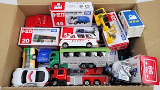 トミカ いろんなタイプ☆はたらくくるまのミニカーを箱へ収納！救急車 パトカー バス ゴミ収集車 トラック 建設車両