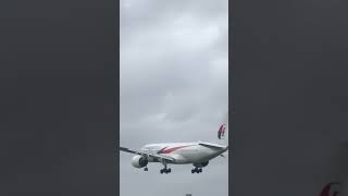 Malaysia Airlines Airbus A350-941 landing at London Heathrow during Storm Isha #shorts #flight