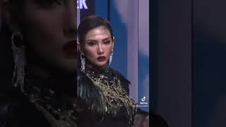 Những bước catwalk đậm chất riêng của siêu mẫu Võ Hoàng Yến #catwalk #vohoangyen  #vinawoman