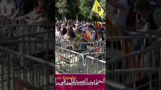 كاتالونيا ترونات بعد عودة بوجديمون puigdemont و الشرطة تغلق الطرقات تبحث عنه.البرلمان يتوقف بسبب