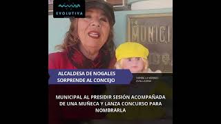 Alcaldesa de Nogales sorprende al Concejo Municipal al presidir sesión acompañada de una muñeca