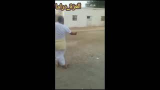 رجل يتحدى لاعب الكرة ميسي