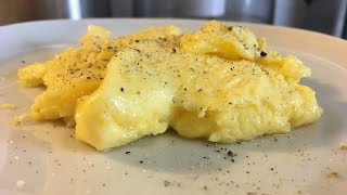 HOW TO MAKE PERFECT FLUFFY SCRAMBLED EGGS