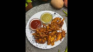 #food Baarish or Pakore| Aloo Pyaaz ke pakode | अलु ओर प्याज़ की करारे पकौड़े #shorts #snacks #viral