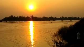 Coucher de soleil  au bord du Mékong  (sud  Laos)