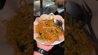 UDAH ANTRI LAMA EH KEHABISAN KWETIAW NYA SEDIHHH , tapi Mie gorengnya enak jg #duniakulinersurabaya