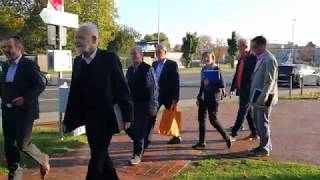 Lokalfunker formieren ein Spalier des Protestes in Oberhausen