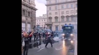 РИМ АКЦИЯ ПРОТИВ "ЗЕЛЁНЫХ ПРОПУСКОВ МИТИНГИ В ИТАЛИИ ПРОТИВ COVID - СЕРТИФИКАТОВ