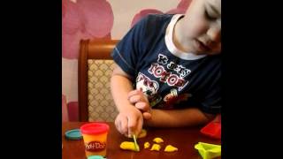 Play-Doh распаковываем и играем в набор пластилина.