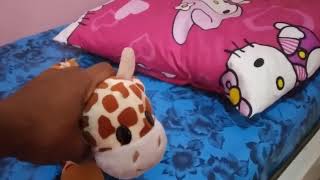 mencari mainan boneka