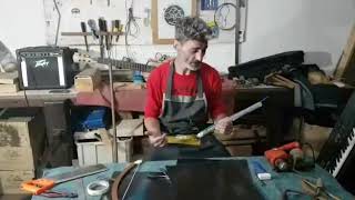 Pipo Nazaro, Luthier de Castelar,  nos enseña a realizar un violín con material reciclado.