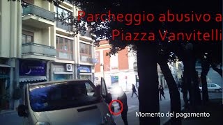 Parcheggio abusivo a Piazza Vanvitelli a Caserta