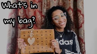 What's in my bag 2021 | MCM Crossbody Pouch | Minimalist Perspective | What's in my purse? Essential