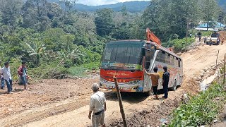 Butuh 2 truck untuk menarik bus Bintang Utara ini