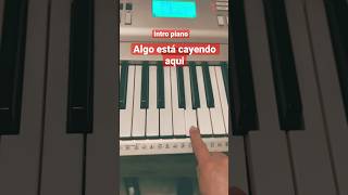 INTRO ALGO ESTÁ CAYENDO AQUÍ PIANO FÁCIL #pianomusic