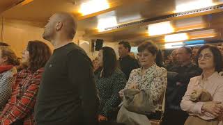 Manuel Linares cantando el Himno de Andalucía en el acto de entrega de reconocimientos del 28F.