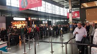 OLHA O TAMANHO DA FILA NO AEROPORTO CHARLEROI NA BÉLGICA | Ryanair