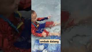 anak kecil senang di saat air ombak datang di ocean park tangerang #shorts #shortsfund #shortsvideo