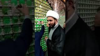 الشيخ أحمد سلمان يضع كتابه سيدة الإماء داخل شباك #السيدة_نرجس بعد أن أهده لها ونذر أن يضعه على قبرها