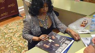 Mary Wilson of The Supremes signing autographs - TopSignatures.com