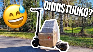 Ylisuuren paketin kuljetusta sähköpotkulaudalla | Nordscoot S9 Plus