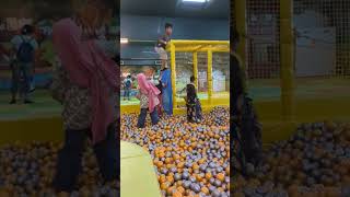 Mandi bola di kidzooona, kakak kita serang #kids #shorts #viral