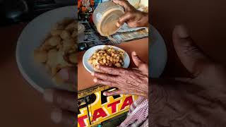 70-year-old baba selling Samosa chaat #streetfood #kolkata