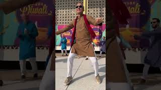 #USAmbassador #EricGarcetti Grooves To '#TaubaTauba' During #Diwalicelebrations  #diwali