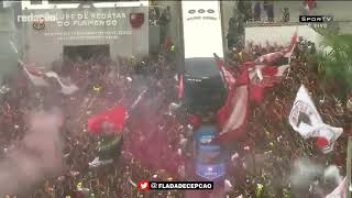 Saida do onibus do flamengo do ninho do urubu é de arrepiar