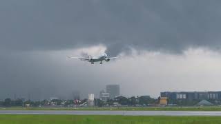 Pesawat China Airlines Menembus Awan Tebal Sebelum Mendarat di Bandara Soekarno Hatta CGK Jakarta