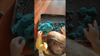 малышки увлеченно занимаются с кинетическим песком #kineticsand #triplets #близнецы #многодетнаямама