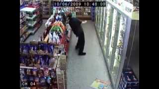 Un homme bourré achète des bières // Drunk man in a shop // Un Hombre Borracho en el Almacen