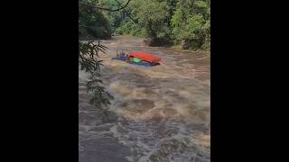 Hanyut di Hajar Arus Deras Sungai Kalimantan #youtubeshorts #sungaikalimantan #kalimantan