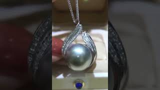 14-15mm Tahitian grey pearl pendant in 18k gold & diamonds