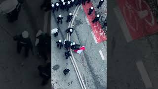 В Польше наконец-то проснулась полицияУ здания Сейма они применяли слезоточивый газ-шумовые гранаты.