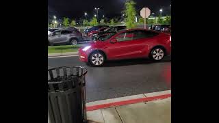 Mira !!! como este Tesla nos viene a buscar sin conductor a la tienda