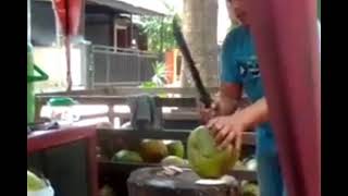 cara mengupas kelapa ijo(Duta es kelapa)#youtube #caramengupaskelapa #tutorial