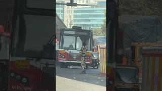 CISF के जवान ने ट्रैफिक क्लियर किया #traffic #mumbaitrafficpolice #viralvideo #viralshorts