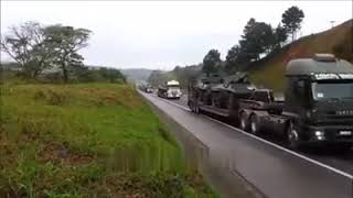 Militares seguindo pela rodovia Presidente Dutra rumo ao Rio de Janeiro