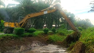 Semaknya Luar Biasa‼️Excavator Long Arm Cuci Parit Lintas Kampung