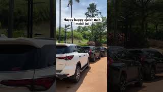 Naik mobil pajero atau fortuner emang happy