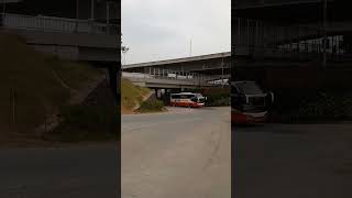 Bus Harapan Jaya||Exit Tol Cikarang Barat #busmania #shortvideo #bus #harapanjaya