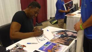 Ernie Hudson from Ghostbusters signing autographs - TopSignatures.com