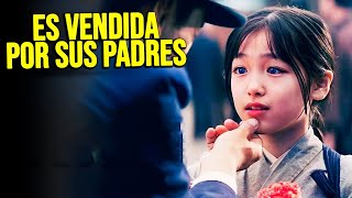 UNA NIÑ4 ASIÁTICA ES VENDIDA POR SUS PADRES PARA PAGAR DEUDAS | Resumen en 10 Minutos